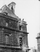 Le Palais du Sénat, à Paris, détruit en partie par les bombardements lors de la Libération (août 1944)