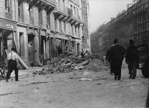 Décombres dans une rue de Paris, à la Libération (août 1944)