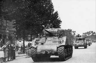 Défilé de chars sur les Champs-Elysées à Paris, lors de la Libération (août 1944)