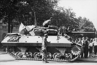 Défilé de chars sur les Champs-Elysées à Paris, lors de la Libération (août 1944)