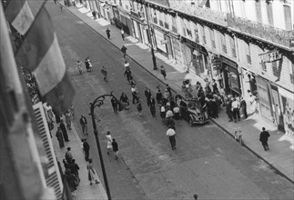 Civils dans une rue de Paris, lors de la Libération (août 1944)