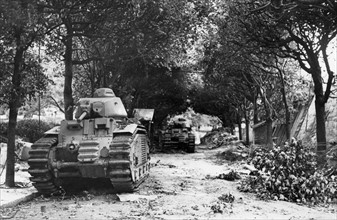 Chars traversant vraisemblablement le jardin du Luxembourg à Paris, lors de la Libération (août 1944)