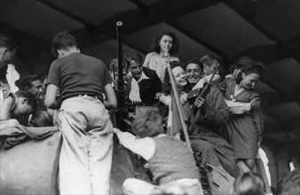 Scène de liesse populaire parmi les patriotes français à Paris, lors de la Libération (août 1944)