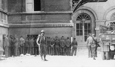 Un groupe de prisonniers allemands, lors de la Libération de Paris (août 1944)