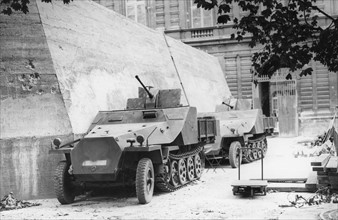 Armoured vehicules in a street of Paris, during the Liberation (August 1944)