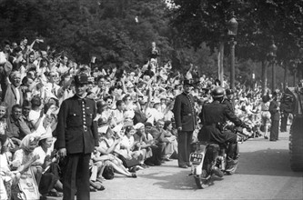 Scène de liesse populaire sur les Champs-Elysées à Paris, lors de la Libération (août 1944)