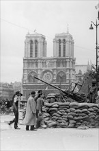 Barricade devant Notre-Dame de Paris (août 1944)