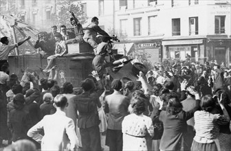 Scène de liesse populaire dans les rues de Paris, lors de la Libération (août 1944)