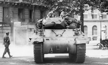 Char français dans une rue de Paris, lors de la Libération (août 1944)