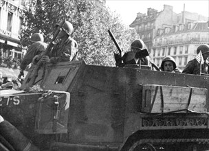 Automitrailleuse américaine dans les rues de Paris, lors de la Libération (août 1944)