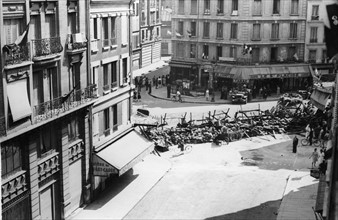 Barricade rue de Rennes à Paris, lors de la Libération (août 1944)