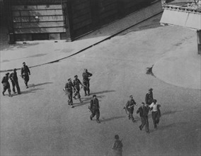 Arrestation de membres des F.F.I. par les Allemands, lors de la libération de Paris (août 1944)