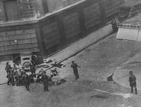 Arrestation de patriotes par les Allemands, lors de la libération de Paris (août 1944)