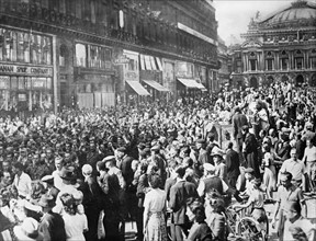 Prisonniers allemands défilant sur l'avenue de l'Opéra à Paris, lors de la Libération (août 1944)