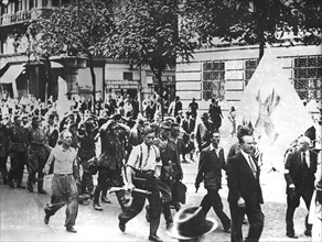 Prisonniers allemands sur les boulevards de Paris, lors de la Libération (août 1944)