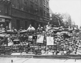 Une barricade boulevard Saint-Germain à Paris, lors de la Libération (août 1944)