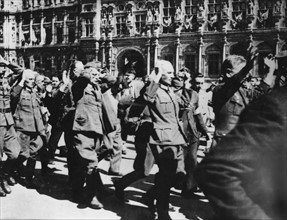 Groupe de prisonniers allemands devant l'Hôtel de Ville de Paris, lors de la Libération (août 1944)