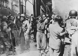 Prisonniers allemands de la Kommandantur désarmés par les soldats de l'armée Leclerc (août 1944)
