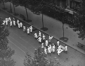 Strecher-bearers from the Red Cross heading towards the fights, during the Paris uprising (August 1944)
