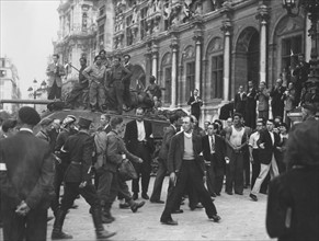 Un groupe de patriotes devant l'Hôtel de Ville, lors de la Libération de Paris (août 1944)