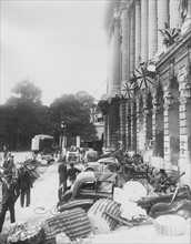 Automobiles dévastées sur la Place de la Concorde, lors de la Libération de Paris (août 1944)