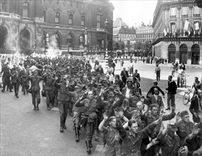 Groupe de prisonniers allemands défilant place de l'Opéra, lors de la Libération de Paris (août 1944)