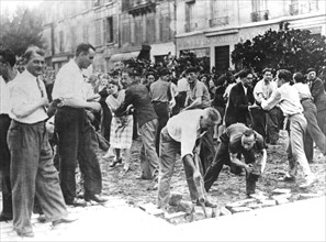 Civils arrachant des pavés dans les rues, lors de l'insurrection de Paris (août 1944)