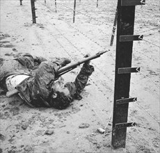 War in Algeria, rebel electrocuted in the barbed wire (1957)