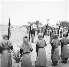 Instruction de jeunes recrues indigènes dans le sud-tunisien (1956)