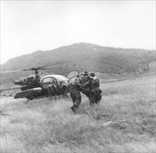 Evacuation d'un soldat blessé pendant la Guerre d'Algérie (1959)