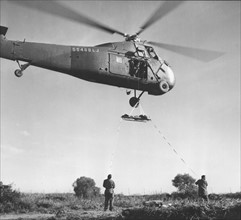 Démonstration de sauvetage d'un blessé pendant la Guerre d'Algérie (1959)