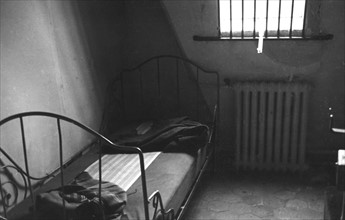Cellule de prisonniers français, aménagée dans un hôtel particulier occupé par la Gestapo à Paris