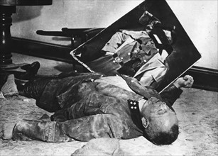 Un général du Volksturm s'est suicidé devant le portrait d'Hitler