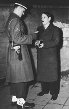 Sosie de Hitler arrêté par un policier américain (1950)