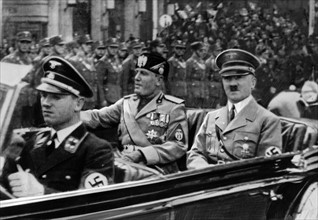 Mussolini et Hitler après l'arrivée du Duce à Munich (1937)