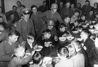 A Berlin, enfants de chômeurs chez les soldats de la Reichswehr (1933)
