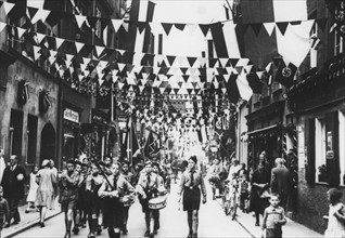 Défilé des Jeunesses Hitlériennes dans les rues de Nuremberg (1934)