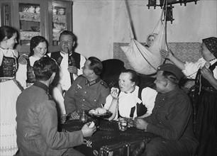 Scène d'amitié entre soldats allemands et la population de Bohème-Moravie (1939)