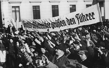 Les Autrichiens allemands rendent hommage au Führer (1938)