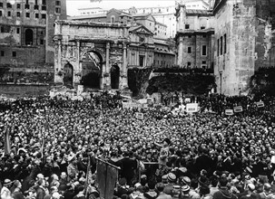 Mussolini s'adressant aux volontaires italiens de la guerre (1934)