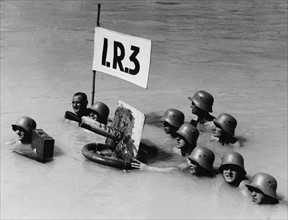Soldats allemands effectuant une démonstration sportive sur le Danube