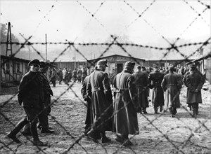 Prisonniers allemands dans un camp, pendant la Seconde Guerre Mondiale