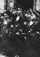 Officiers allemands saluant le passage du Führer