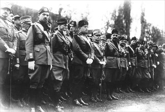 Le roi d'Italie, Mussolini et le maréchal Badoglio assistant à une cérémonie militaire