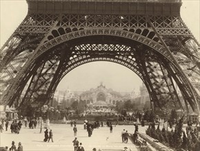 Paris. 1900 World Exhibition. Shot of the Eiffel Tower from the Champ de Mars.