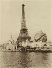 Paris. Exposition Universelle de 1900. La Tour Eiffel et le Grand Globe Céleste.