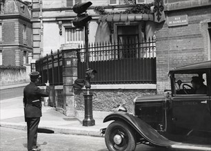 Automatic traffic light in Auteuil, 1932