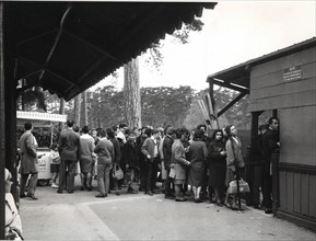 La queue de deux heures pour un bateau au Bois de Boulogne