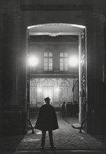 Agent devant le ministère de la guerre à Paris, 1938