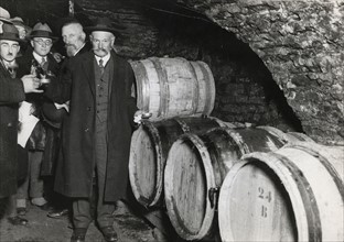 Dégustation des vins dans les caves des Hospices de Beaune, 1928